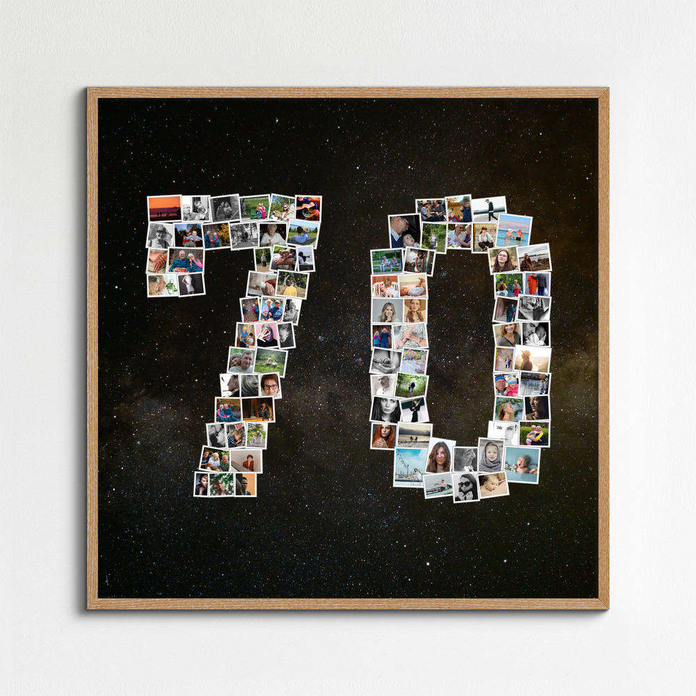 Collage di foto a forma di 70 per il 70° compleanno, su fondo scuro stellato, in cornice di legno su parete bianca